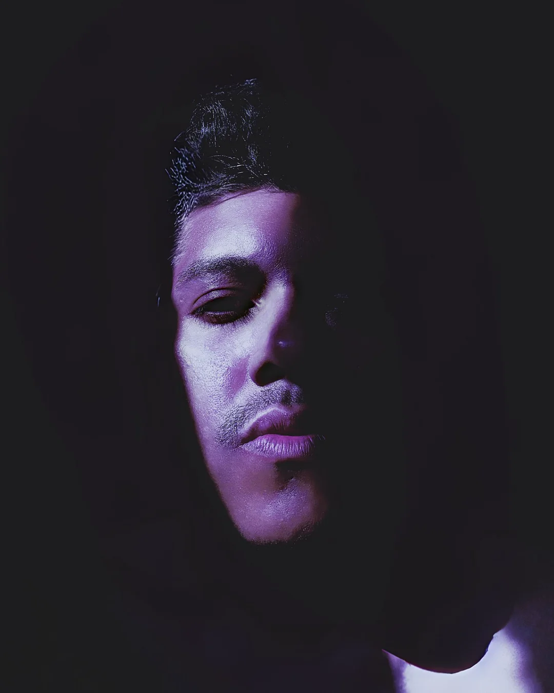 Retrato de Corei con los ojos cerrados, en luz violeta